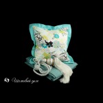 Белая хлопковая наволочка на подушку с цветами и бирюзовым кантом